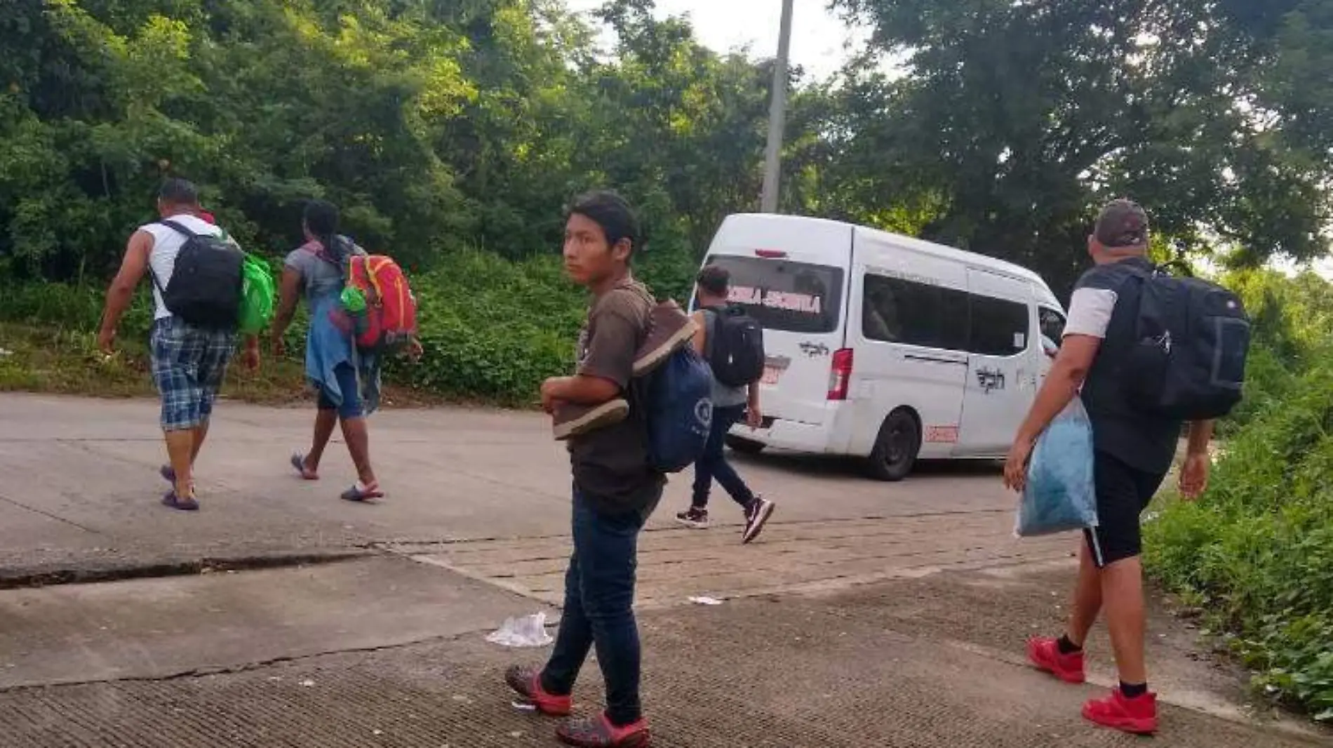 Migrantes deambulan en carretera luego de redada en Huixtla